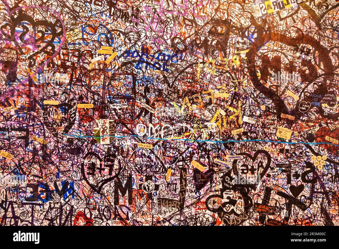 Vérone, ITALIE - 16 avril 2019 : le mur couvert de messages d'amour romantique en chambre Juliets à Vérone, Vénétie en Italie Banque D'Images