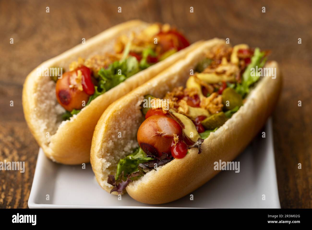 Deux hot dogs classiques dans un petit pain Banque D'Images