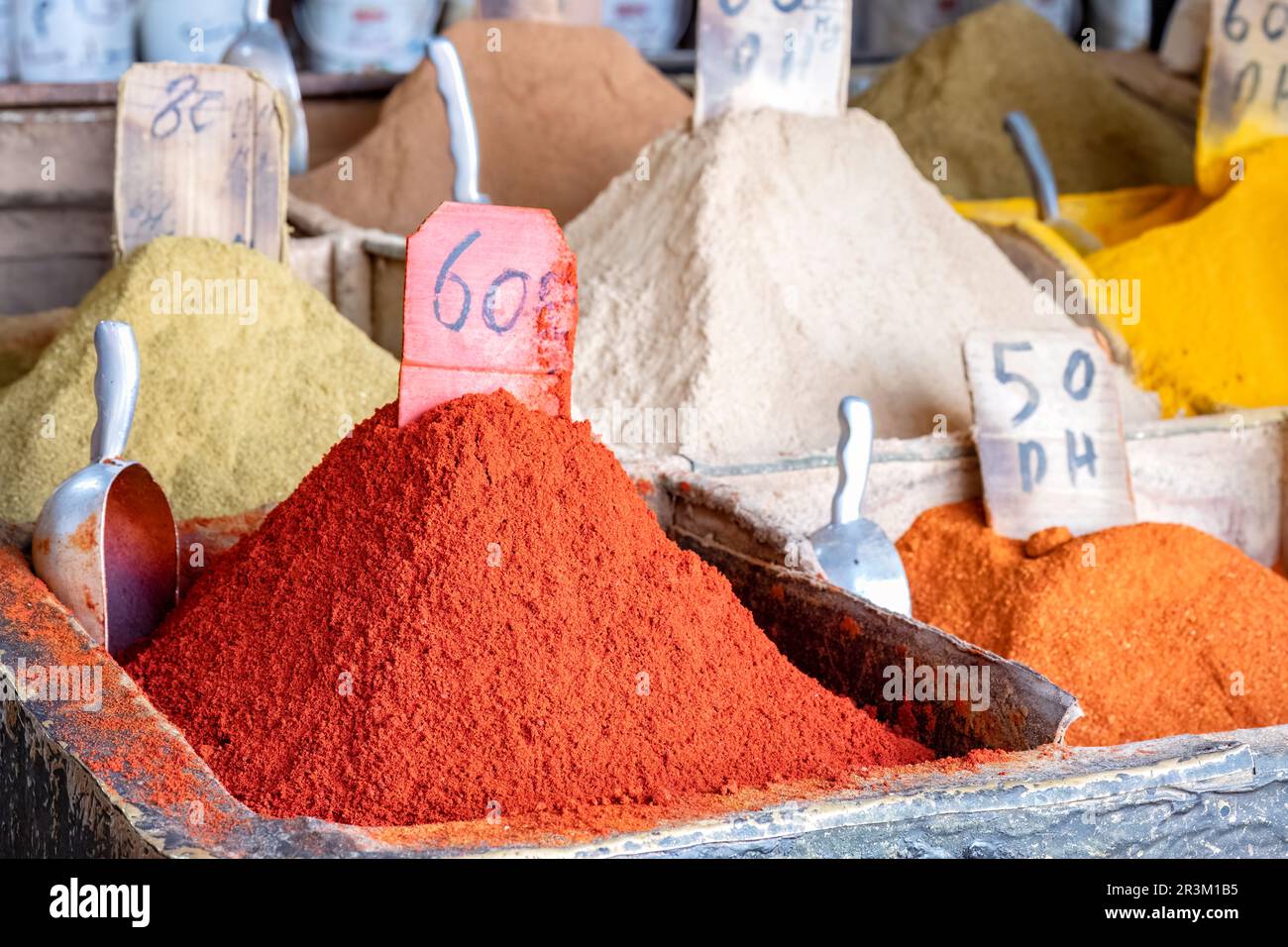 Des épices en vrac en vente sur le marché aux épices, la Mellah dans le quartier juif de Marrakech. Les épices sont en piles colorées et sont indiquées avec des étiquettes de prix Banque D'Images