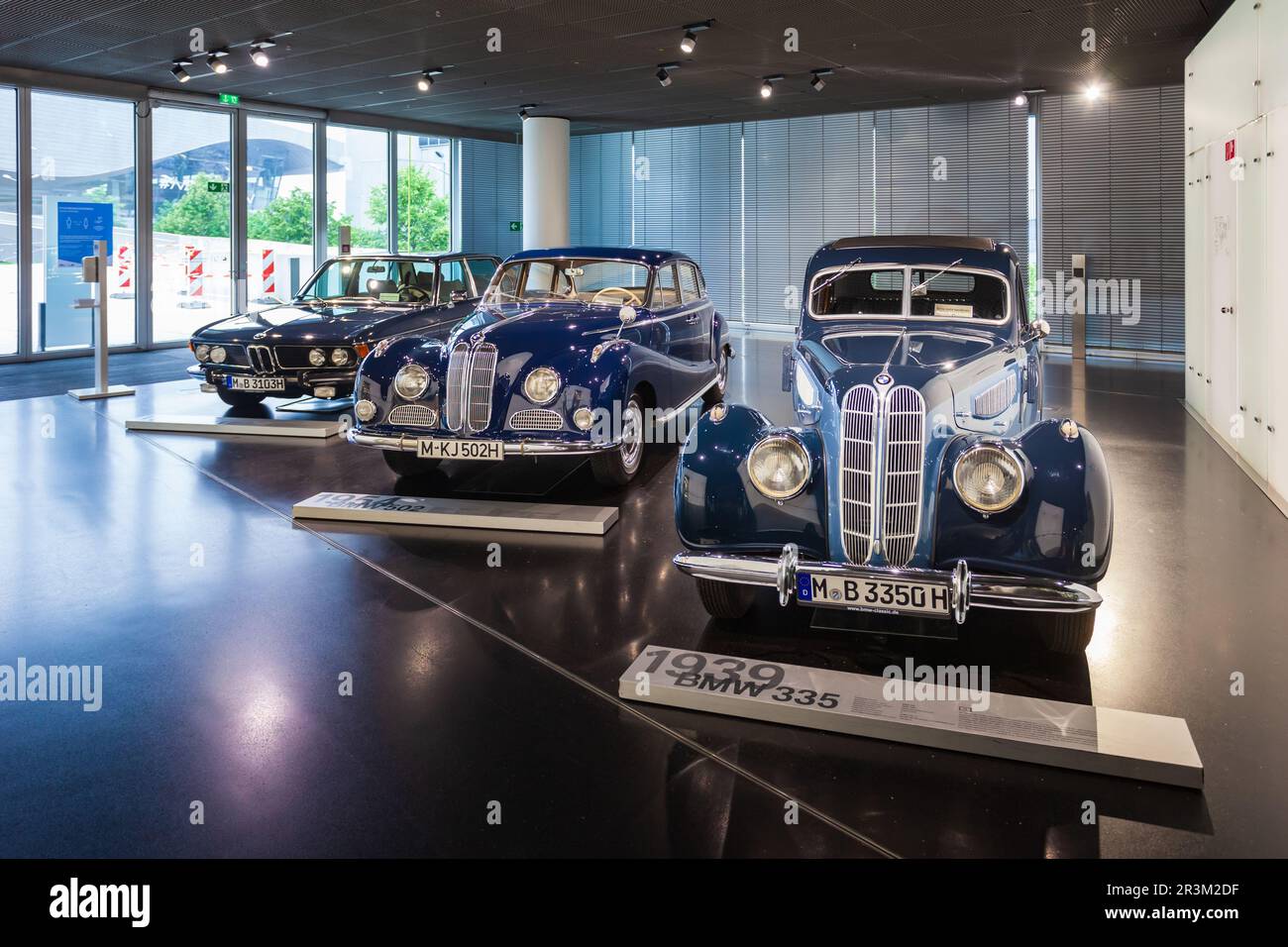 Munich, Allemagne - 08 juillet 2021 : BMW 335 1939, BMW 502 1954 et 3,3 Li 1968 au musée BMW de Munich, Allemagne Banque D'Images