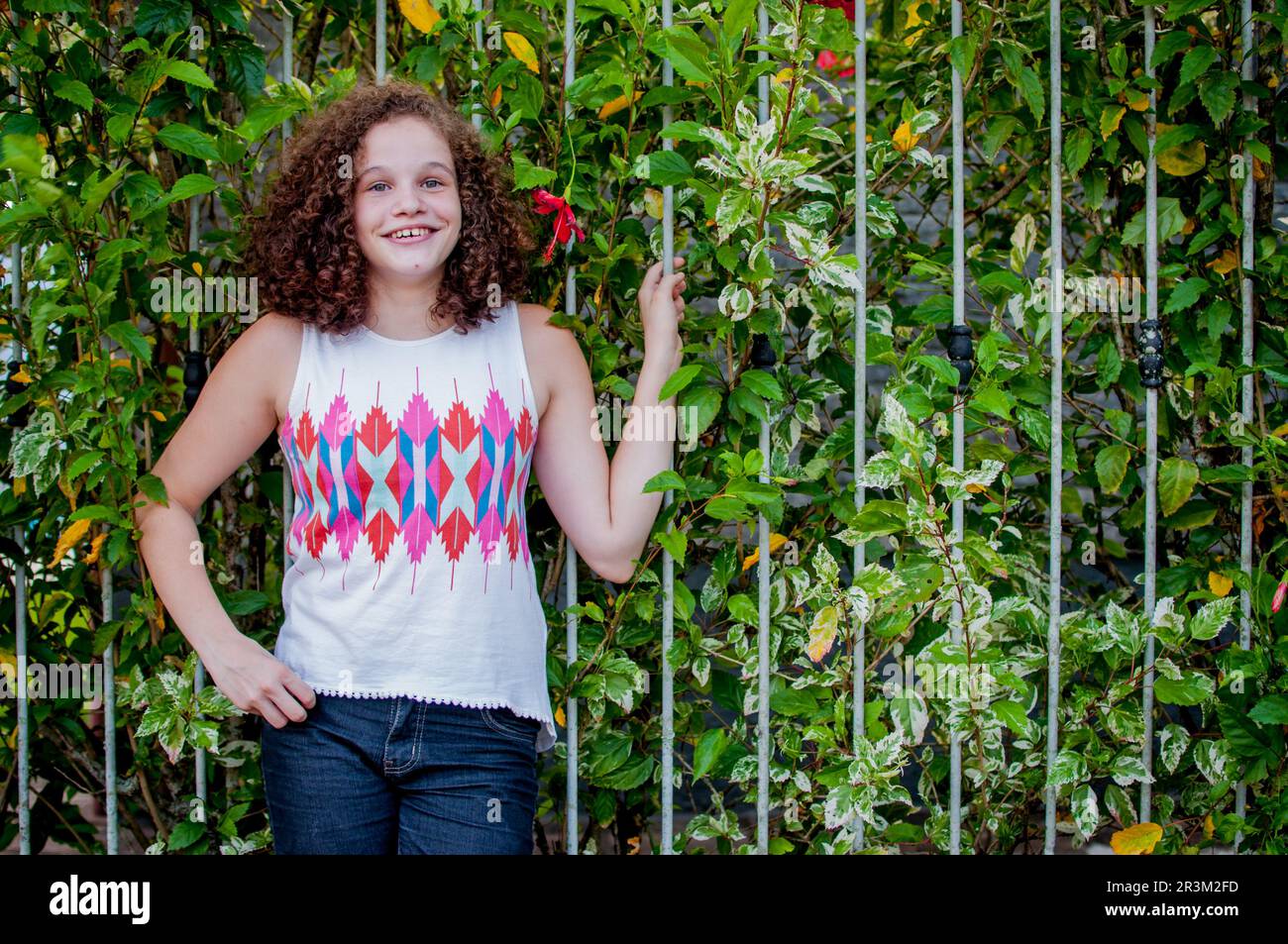 Portrait d'une jeune fille maurie souriant à l'appareil photo Banque D'Images