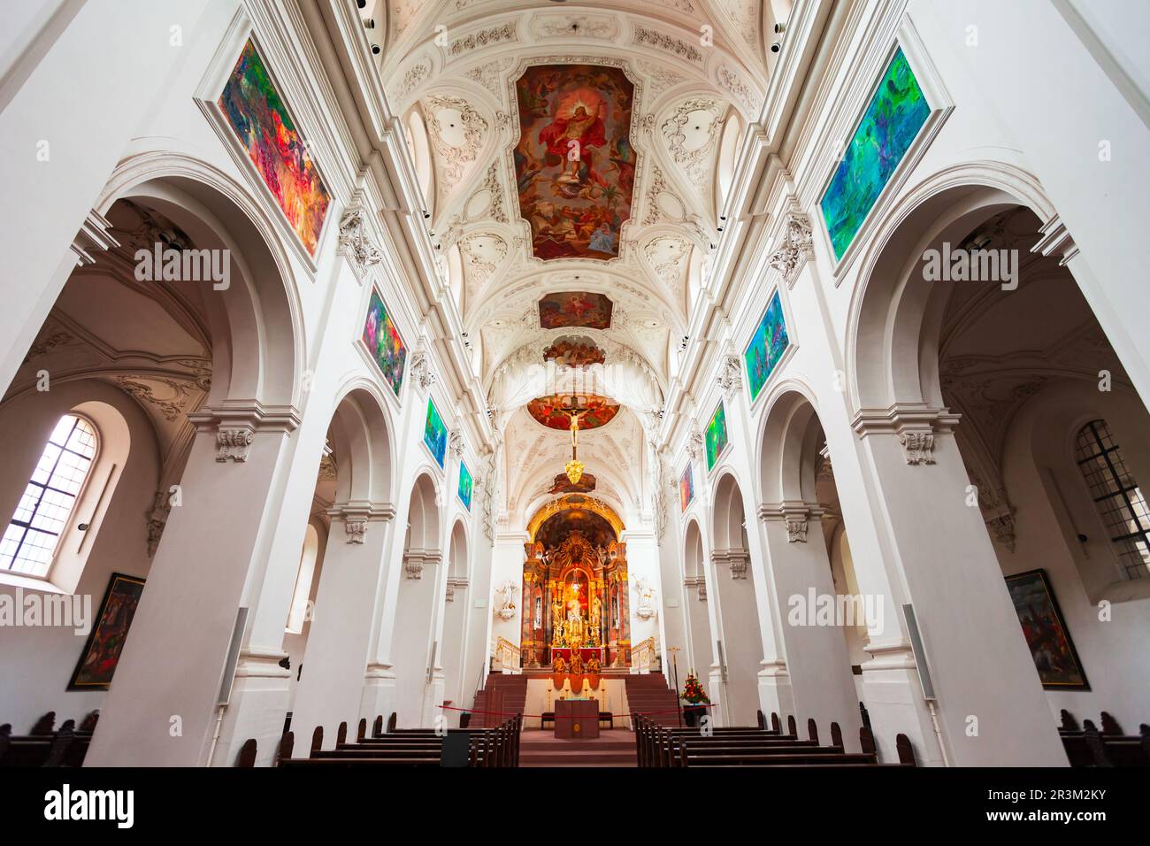 Wurzbourg, Allemagne - 11 juillet 2021 : intérieur de la Collégiale Neumunster dans la vieille ville de Wurzbourg. Wurzburg ou Wuerzburg est une ville dans la région de Franconie de Banque D'Images