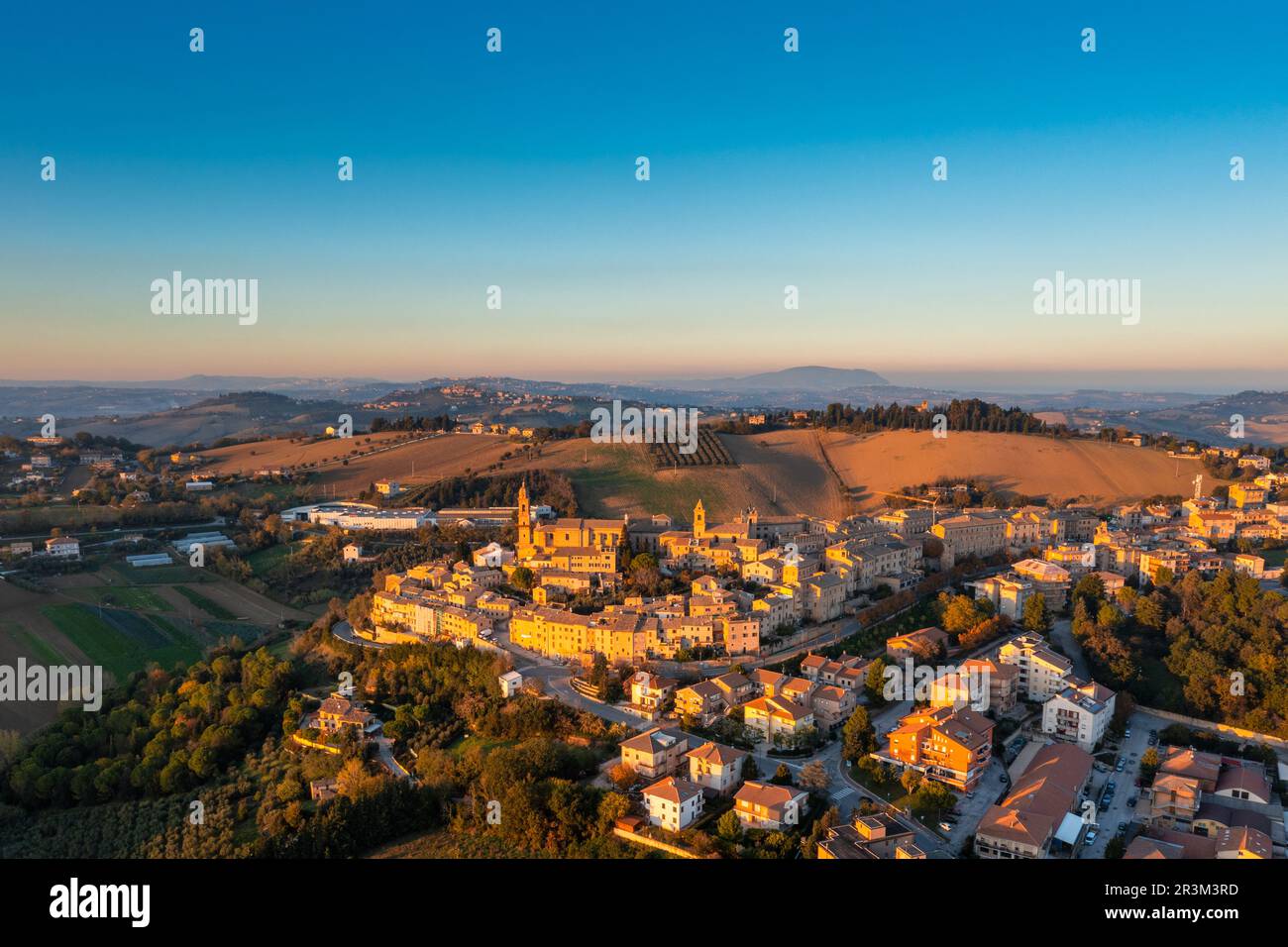Vue sur le village de Morrovalle dans la province des Marches en Italie dans la lumière chaude du soir Banque D'Images