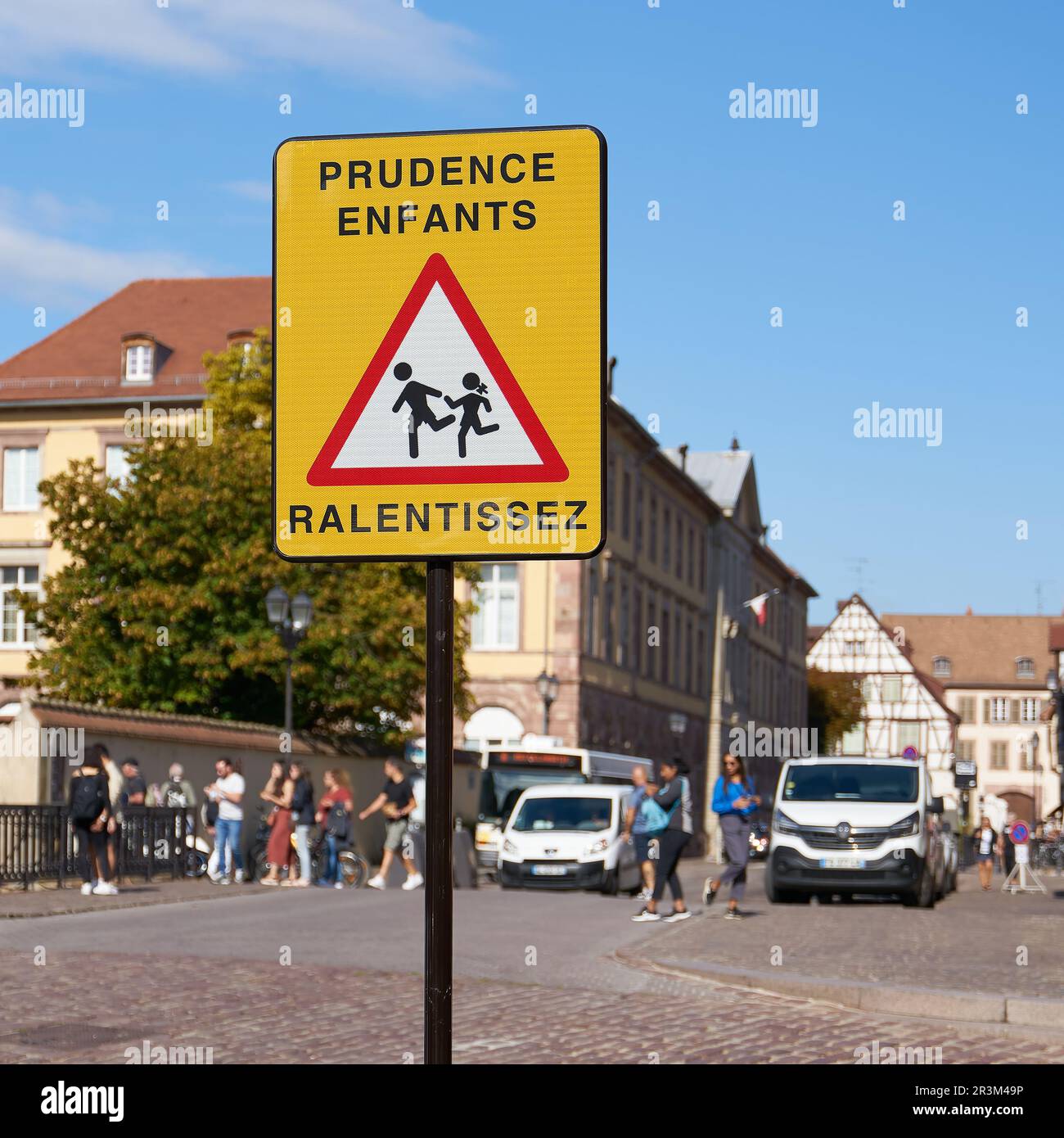 Signe en France avec l'inscription attention enfants, conduire lentement Banque D'Images