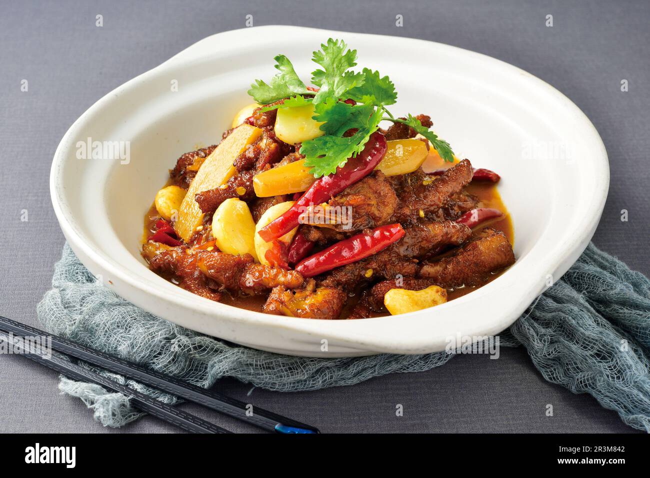 Pieds de poulet braisés avec gingembre dans un pot d'argile, pieds de poulet de peau de tigre Banque D'Images