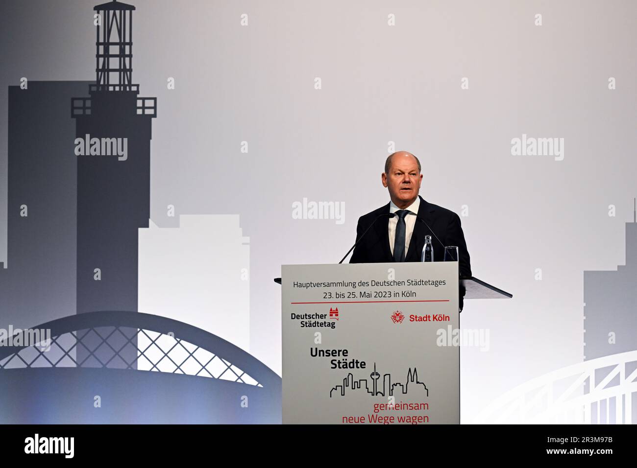 Cologne, Allemagne. 24th mai 2023. Le chancelier allemand OLAF Scholz (SPD) prend la parole lors de l'assemblée générale annuelle de l'Association allemande des villes. Credit: Federico Gambarini/dpa/Alay Live News Banque D'Images