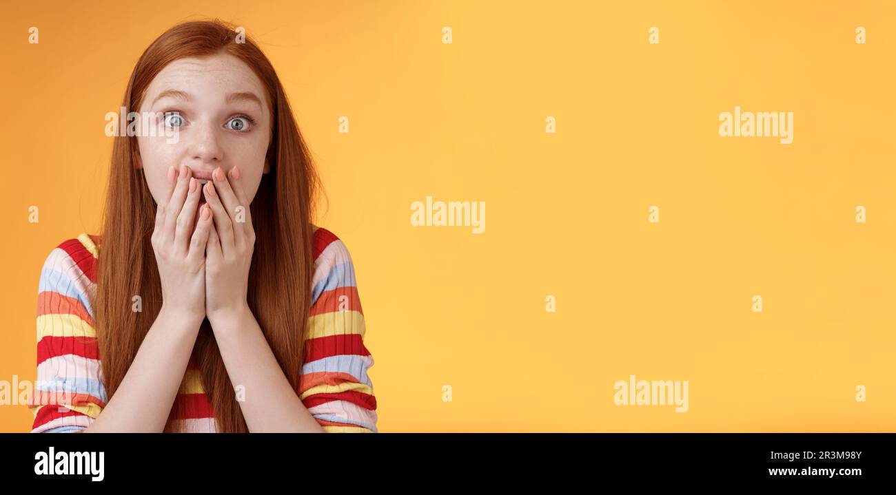 Excitée et choquée, cette jeune fille sans voix, comme le grésillement, émotif et stupéfait, entend une histoire amusante qui agite la pleine incrédulité c Banque D'Images