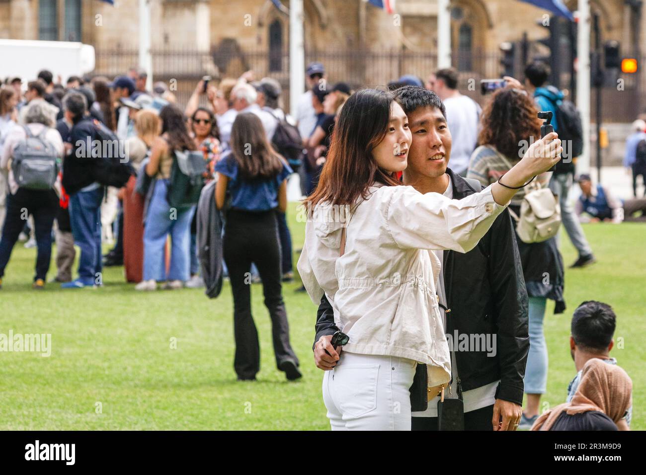 Londres, Royaume-Uni. 24th mai 2023. Les groupes touristiques sont vus sur la place du Parlement, prenant des selfies et écoutant leurs guides. Les Londoniens, les touristes et les visiteurs apprécient aujourd'hui le beau soleil et les températures chaudes dans le centre de Londres. Credit: Imagetraceur/Alamy Live News Banque D'Images