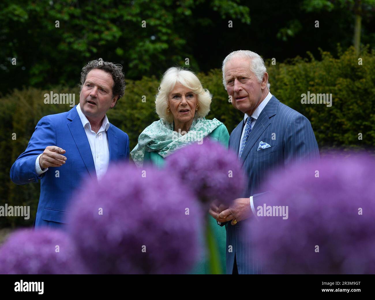 Le roi Charles III et la reine Camilla avec le designer de jardin Diarmuid Gavin comme ils ouvrent un nouveau jardin de Coronation à Newtownabbabbabbabbabbabbabbabran et rencontrer les concepteurs du jardin et des représentants d'organismes communautaires et de charité, Découvrez comment le jardin marque le début d'une nouvelle initiative verte pour le conseil de l'abbaye d'Antrim et de Newtownabbabbabbabbatiale, au cours d'une visite de deux jours en Irlande du Nord. Date de la photo: Mercredi 24 mai 2023. Banque D'Images