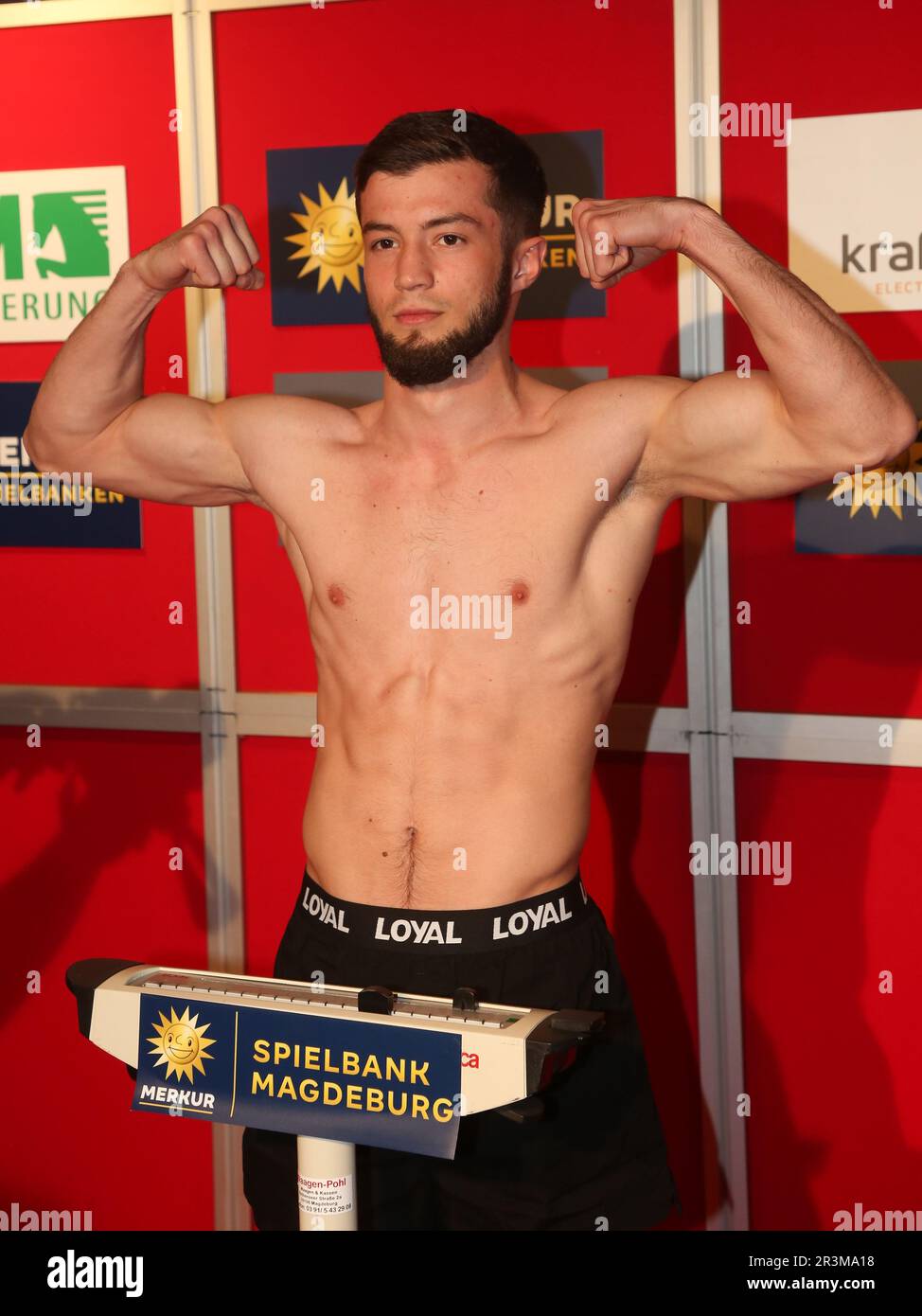 Hamsat Shadalov (Super Featherweight Berlin) à la pesée officielle avant ses Boxing Evening le 14.05.2022 (poids-en o Banque D'Images