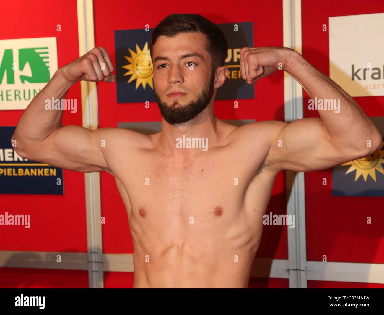 Hamsat Shadalov (Super Featherweight Berlin) à la pesée officielle avant ses Boxing Evening le 14.05.2022 (poids-en o Banque D'Images