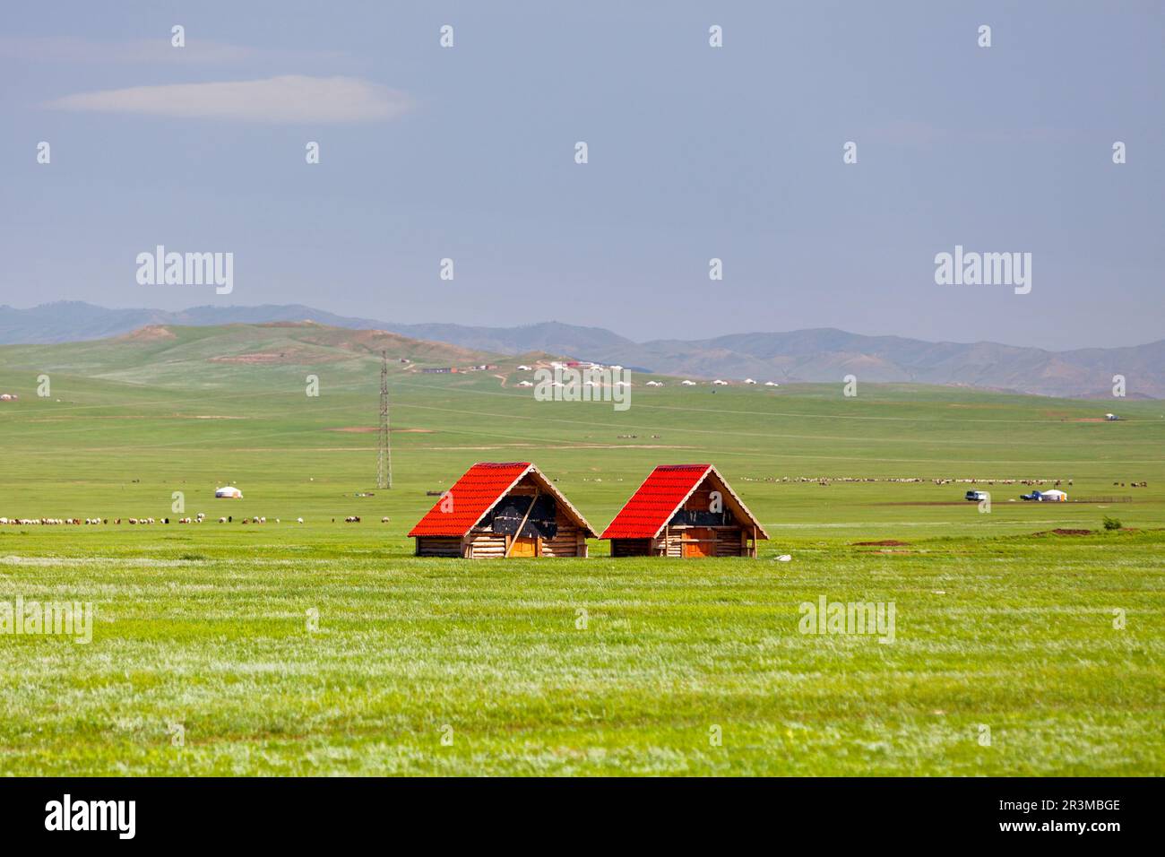 Deux chalets au milieu des steppes de Mongolie dans la province de Bulgan. Banque D'Images