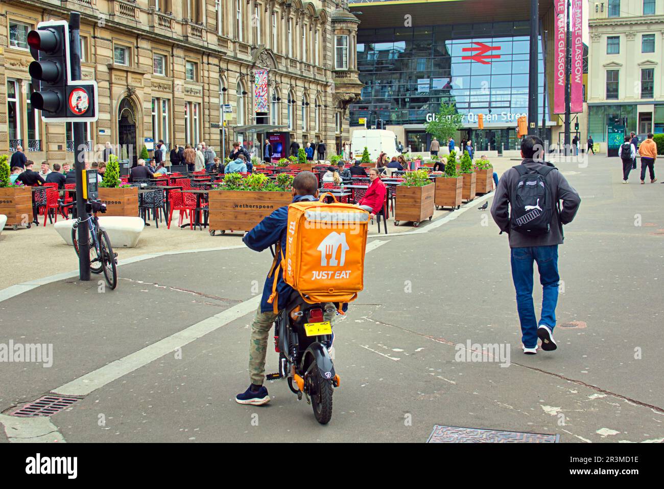 Glasgow, Écosse, Royaume-Uni 24th mai 2023. Météo au Royaume-Uni : chaude dans le centre-ville, les habitants de la ville ont pris les rues pour profiter de la vie de la ville. George Square est toujours occupé à l'heure du déjeuner avec les habitants et les touristes. Crédit Gerard Ferry/Alay Live News Banque D'Images
