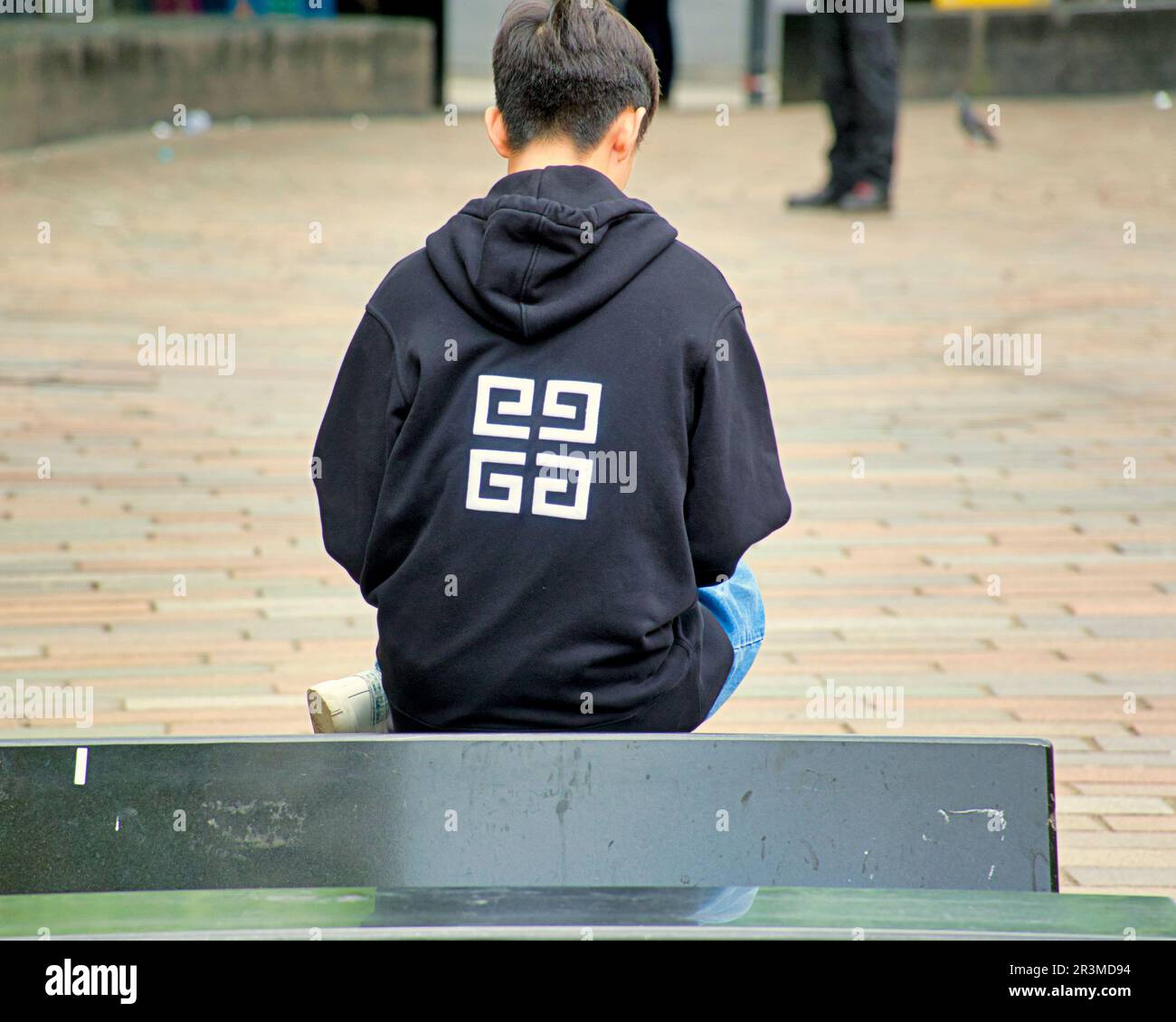 Glasgow, Écosse, Royaume-Uni 24th mai 2023. Météo au Royaume-Uni : chaude dans le centre-ville, les habitants de la ville ont pris les rues pour profiter de la vie de la ville. George Square est toujours occupé à l'heure du déjeuner avec les habitants et les touristes. Crédit Gerard Ferry/Alay Live News Banque D'Images
