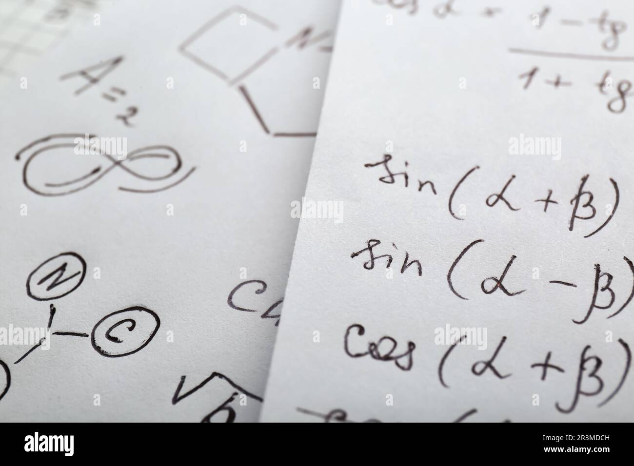 Feuilles de papier avec différentes formules mathématiques, gros plan Banque D'Images