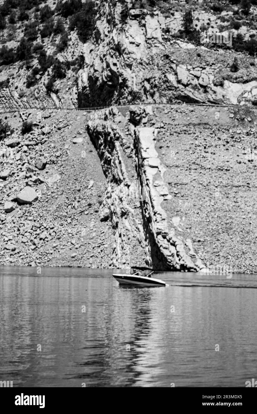 Le reflet d'une incision d'une montagne à Bin El Ouidane au Maroc en noir et blanc Banque D'Images