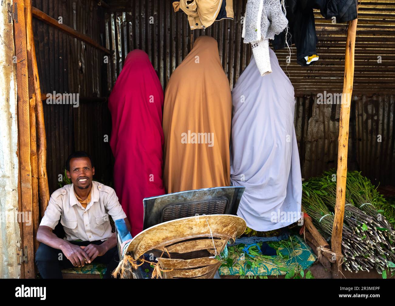 Les femmes musulmanes prient dans le marché khat, région de Harari, Awaday, Éthiopie Banque D'Images