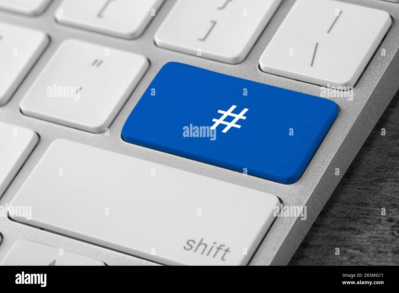 Bouton bleu avec signe hashtag sur le clavier de l'ordinateur, gros plan  Photo Stock - Alamy