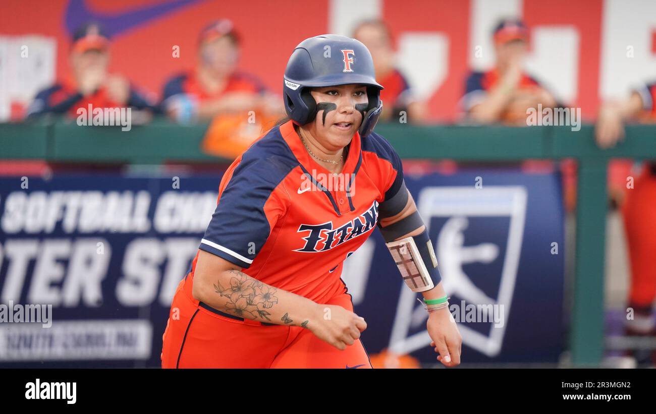 Cal St. Fullerton infielder Daisy Munoz runs to first base during an NCAA softball game against Auburn on Friday, May 19, 2023, in Clemson, S.C. Auburn won 12-2. (AP Photo/Sean Rayford) Banque D'Images