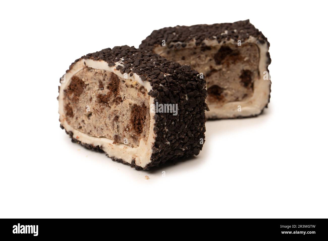 Roulé sucré au chocolat et aux noix, sucreries turques. Turc rahat isolé sur fond blanc. Banque D'Images