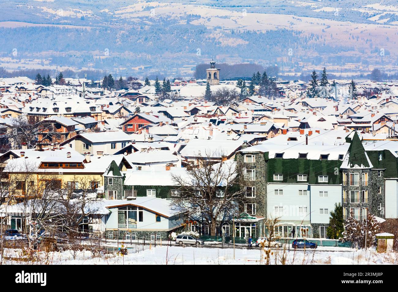 Maisons avec des toits de neige panorama dans la station de ski bulgare Bansko Banque D'Images