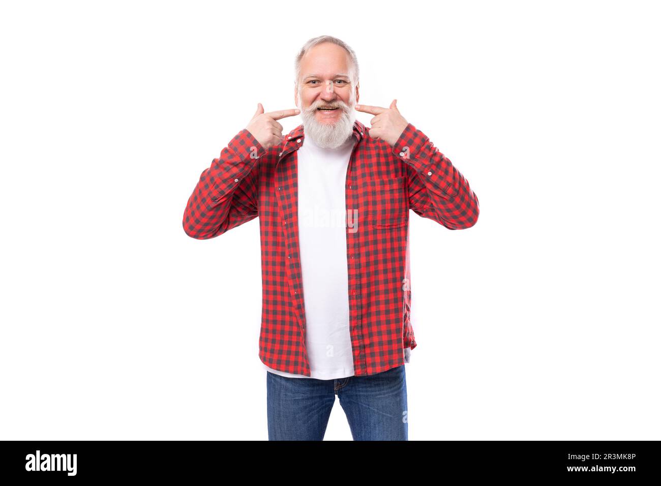 drôle 60s homme mûr d'âge moyen dans une chemise élégante sur fond blanc  avec espace de copie Photo Stock - Alamy