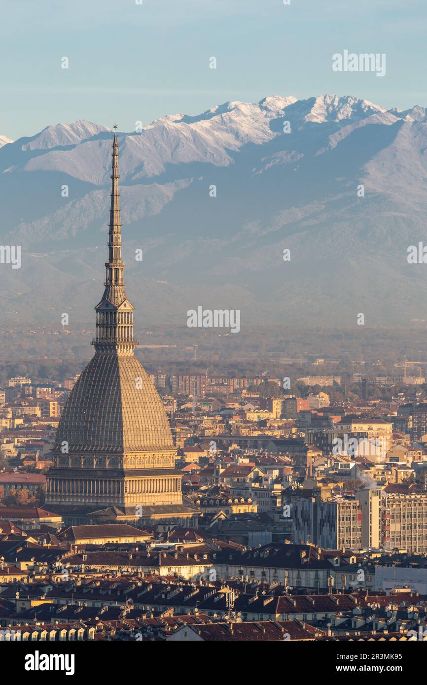 Panorama de Turin avec les Alpes et Mole Antonelliana, Italie. Horizon du symbole de la région Piémont de Monte dei Cappuccini - CAPP Banque D'Images