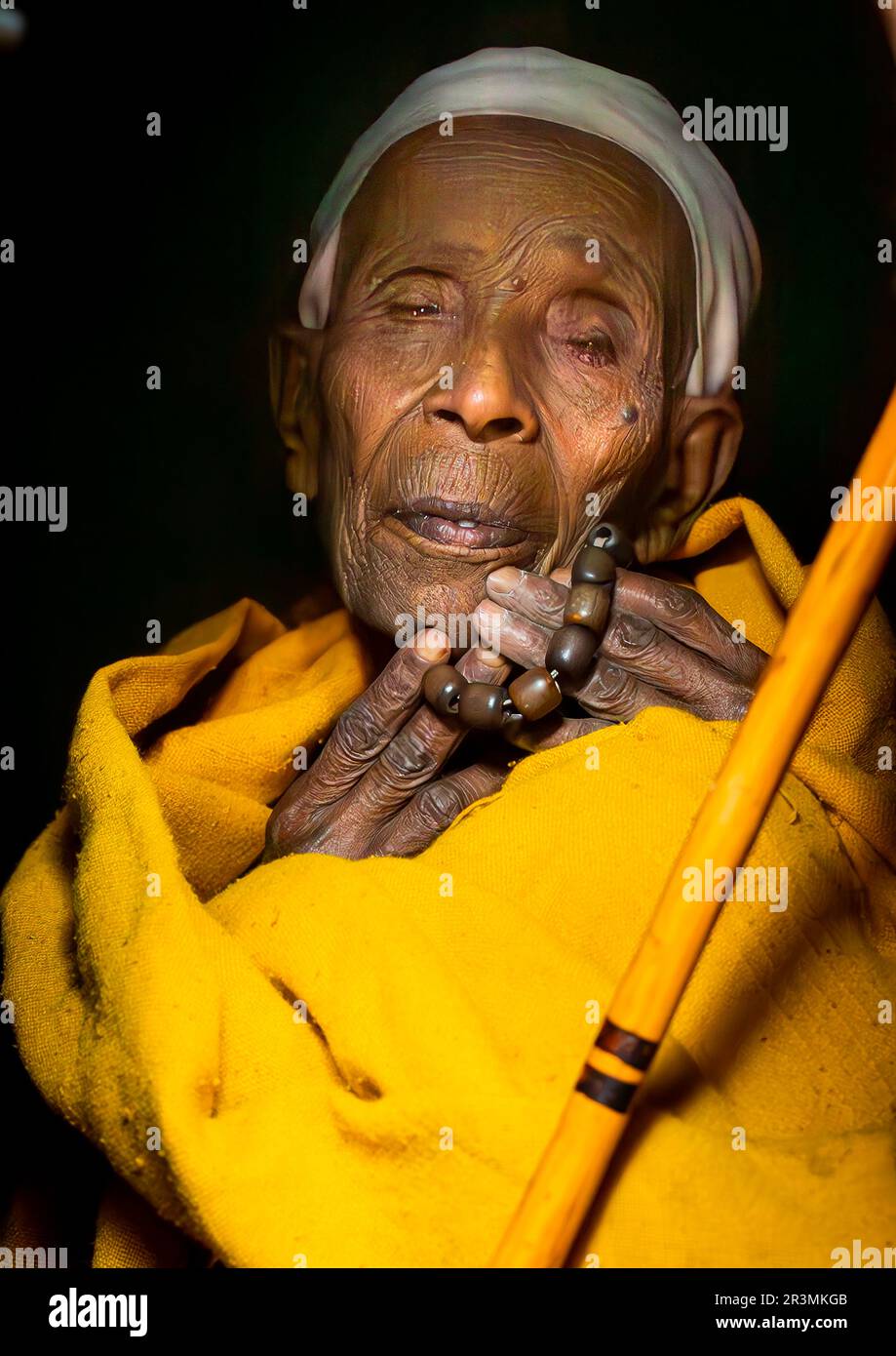 Vieille nonne éthiopienne dans le châle jaune, région d'Amhara, Lalibela, Éthiopie Banque D'Images