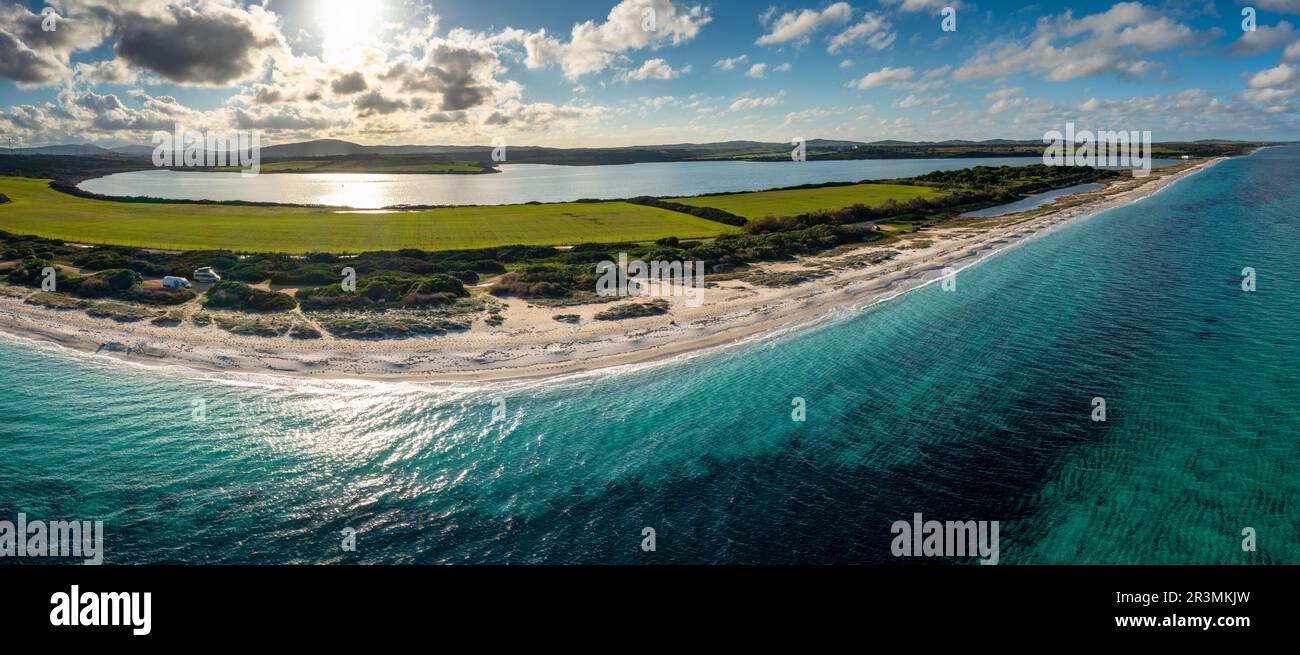 Vue panoramique aérienne de la plage de Fiume Santo et du lac Stagno di pilo près de Porto Torres en Sardaigne Banque D'Images