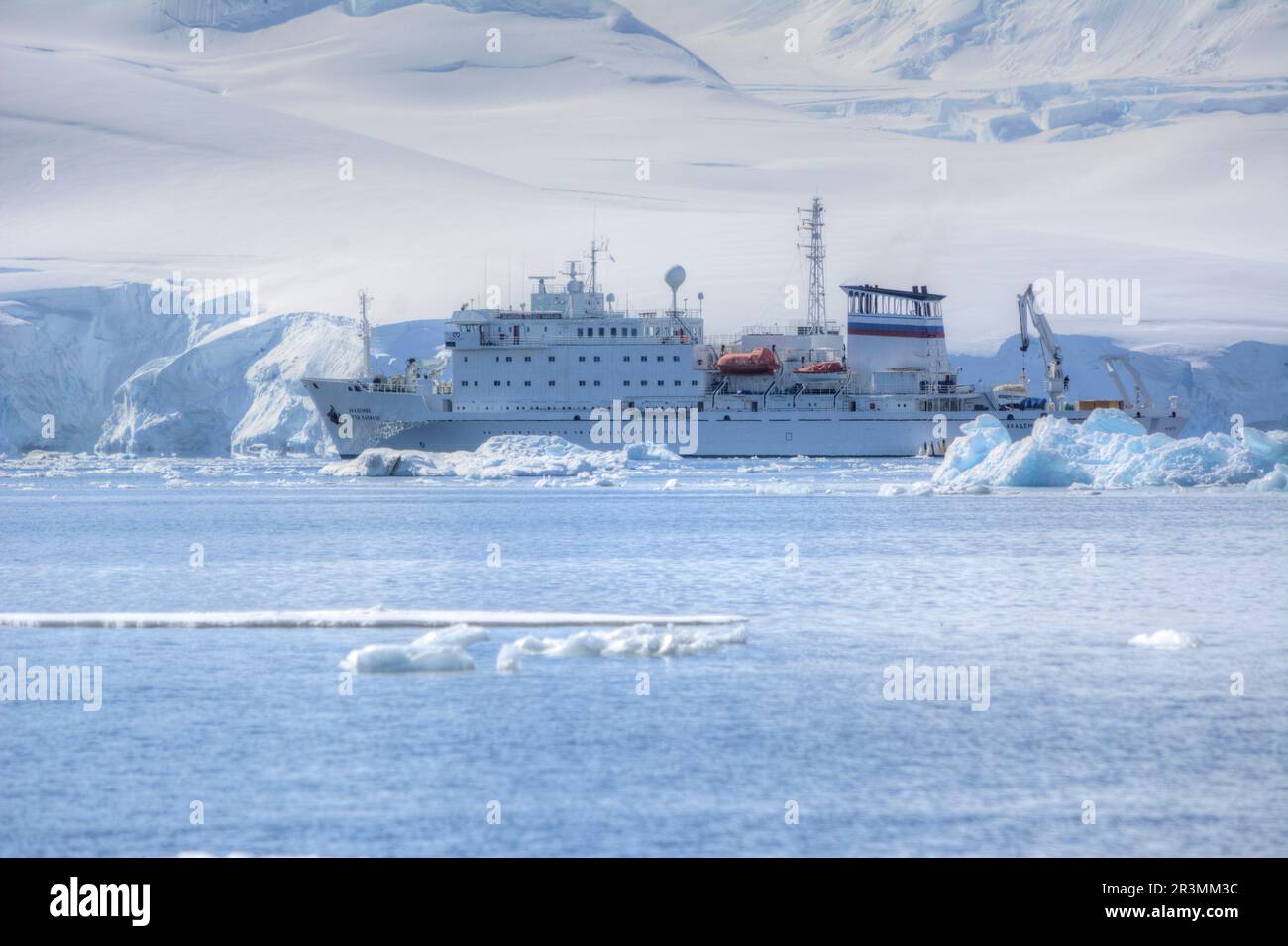 Akademik Sergueï Vavilov bateau sur une croisière en Antarctique Banque D'Images