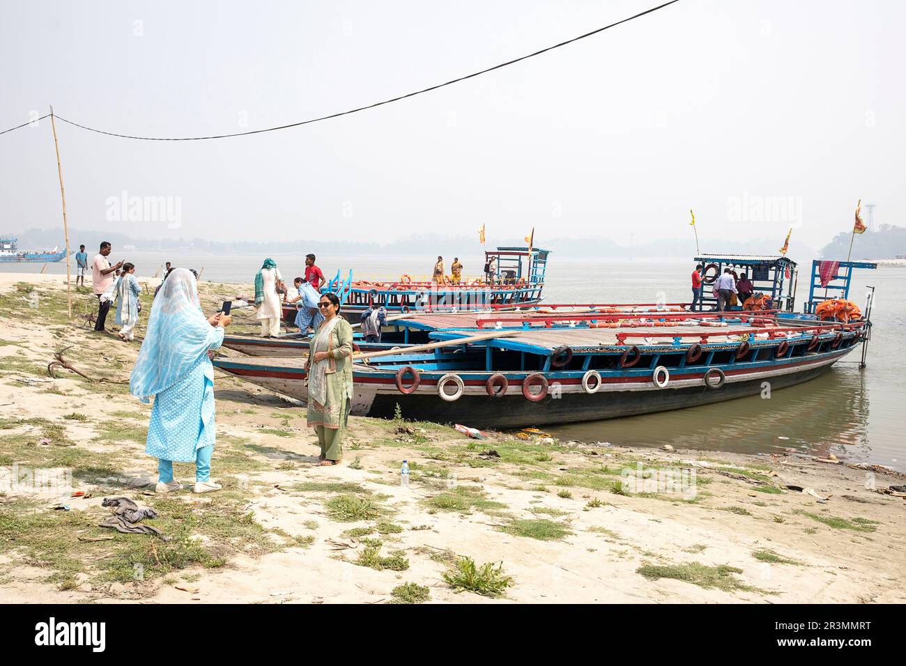 Bateaux à passagers traditionnels en bois dans un port local sur la rivière Brahmaputra à Guwahati , reliant Guwahati à l'autre rive du fleuve, Assam, Inde Banque D'Images