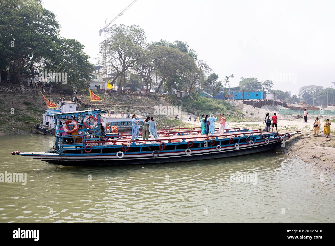 Bateaux à passagers traditionnels en bois dans un port local sur la rivière Brahmaputra à Guwahati , reliant Guwahati à l'autre rive du fleuve, Assam, Inde Banque D'Images
