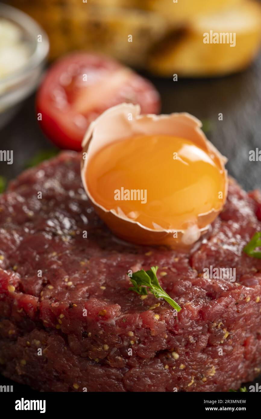 Steak tartare sur ardoise noire Banque D'Images