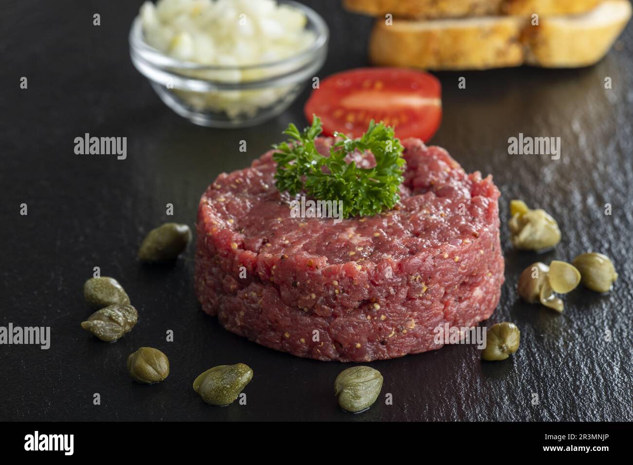 Steak Tartar auf schwarzem Schiefer Banque D'Images