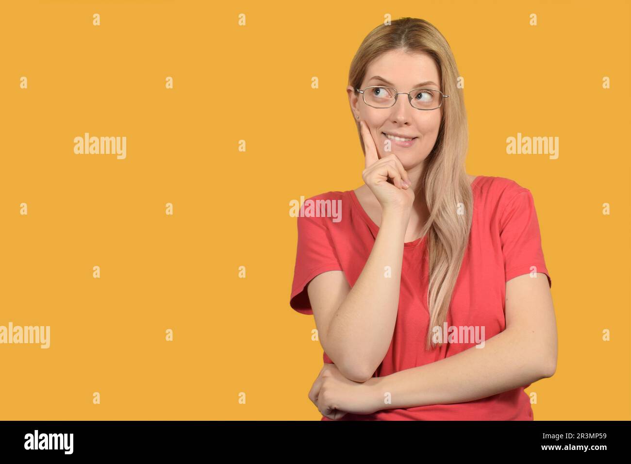 portrait d'une jolie femme en lunettes Banque D'Images