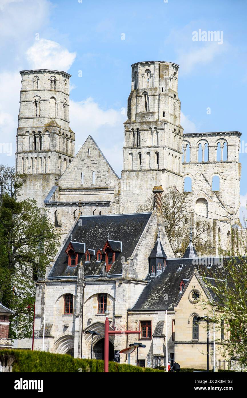 Les ruines du monastère bénédictins constitue l'abbaye de Jumieges qui sont classées comme les plus belles ruines de France | les ruines du Monastère Be Banque D'Images