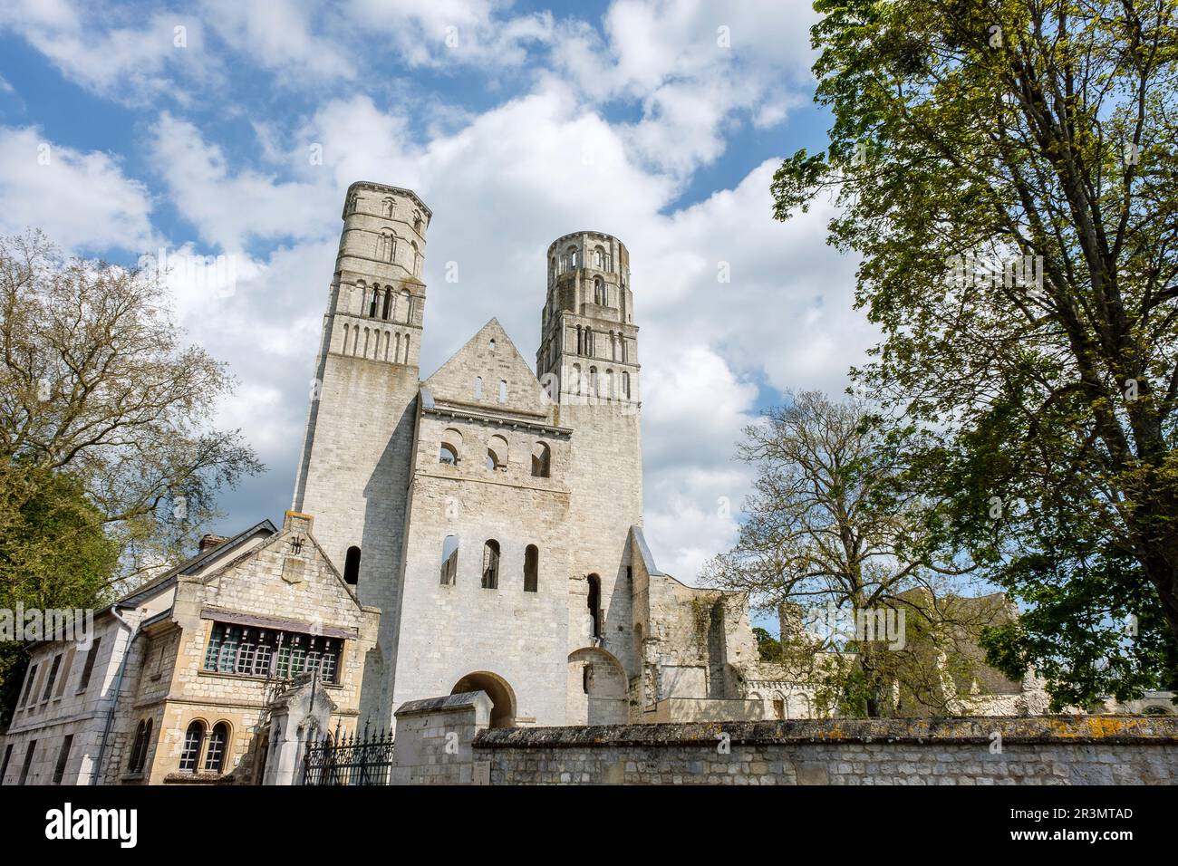 Les ruines du monastère bénédictins constitue l'abbaye de Jumieges qui sont classées comme les plus belles ruines de France | les ruines du Monastère Be Banque D'Images