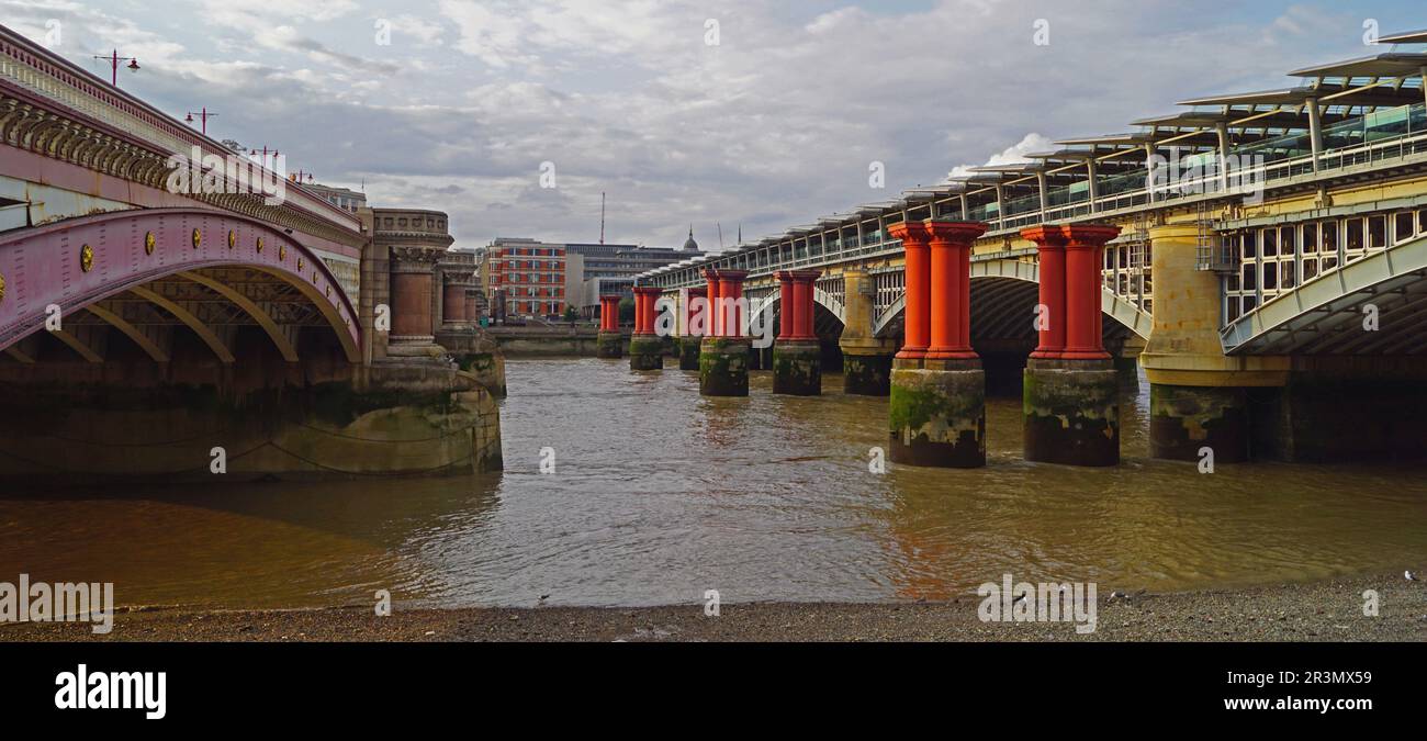 London Blackfriars Railway Bridge et Blackfriars Bridge Banque D'Images