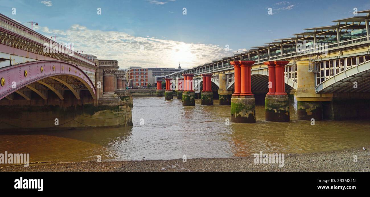London Blackfriars Railway Bridge et Blackfriars Bridge Banque D'Images