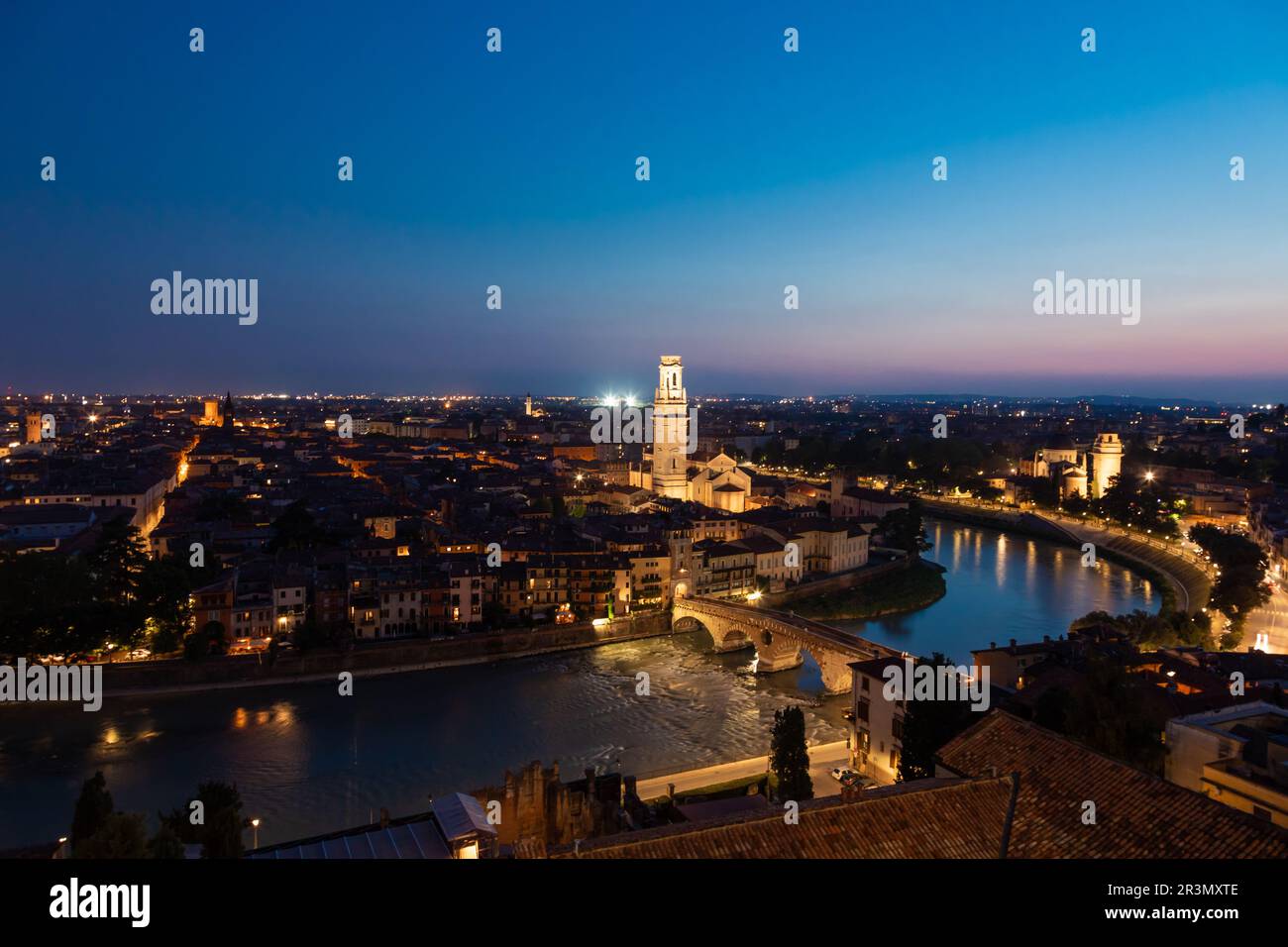 Vérone, Italie - juin 2022 : panorama de nuit. Paysage urbain éclairé avec pont panoramique. Banque D'Images