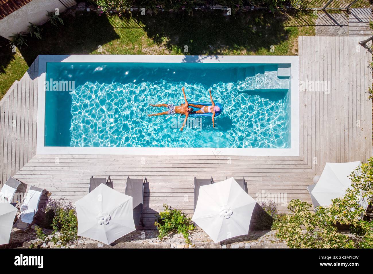 deux personnes nagent dans la piscine de l'hôtel. Vue d'en