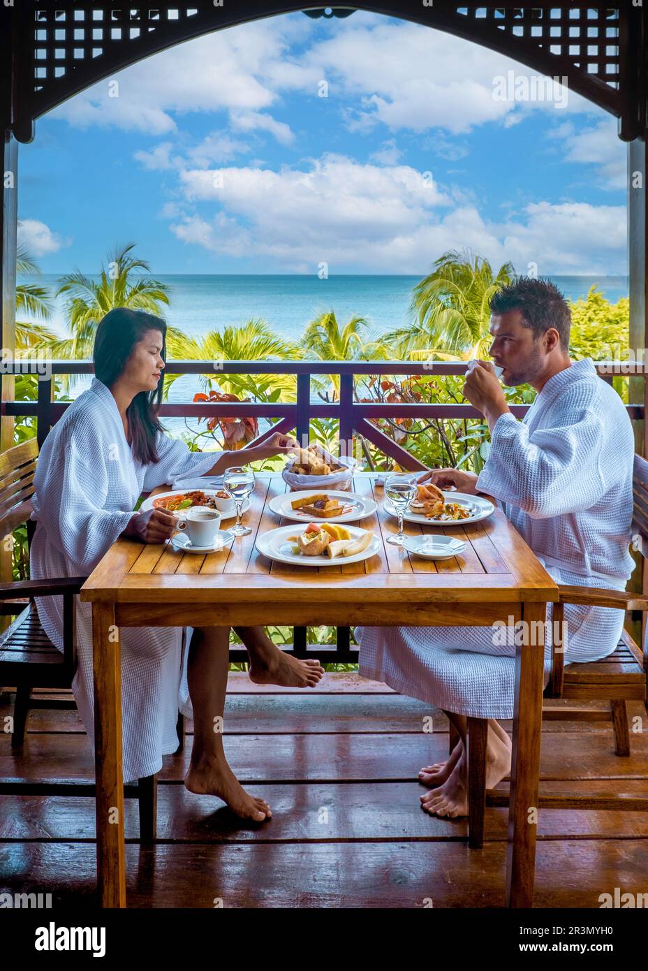 Couple en vacances à l'île tropicale Sainte-Lucie, hommes et femmes prenant le petit déjeuner le matin Banque D'Images