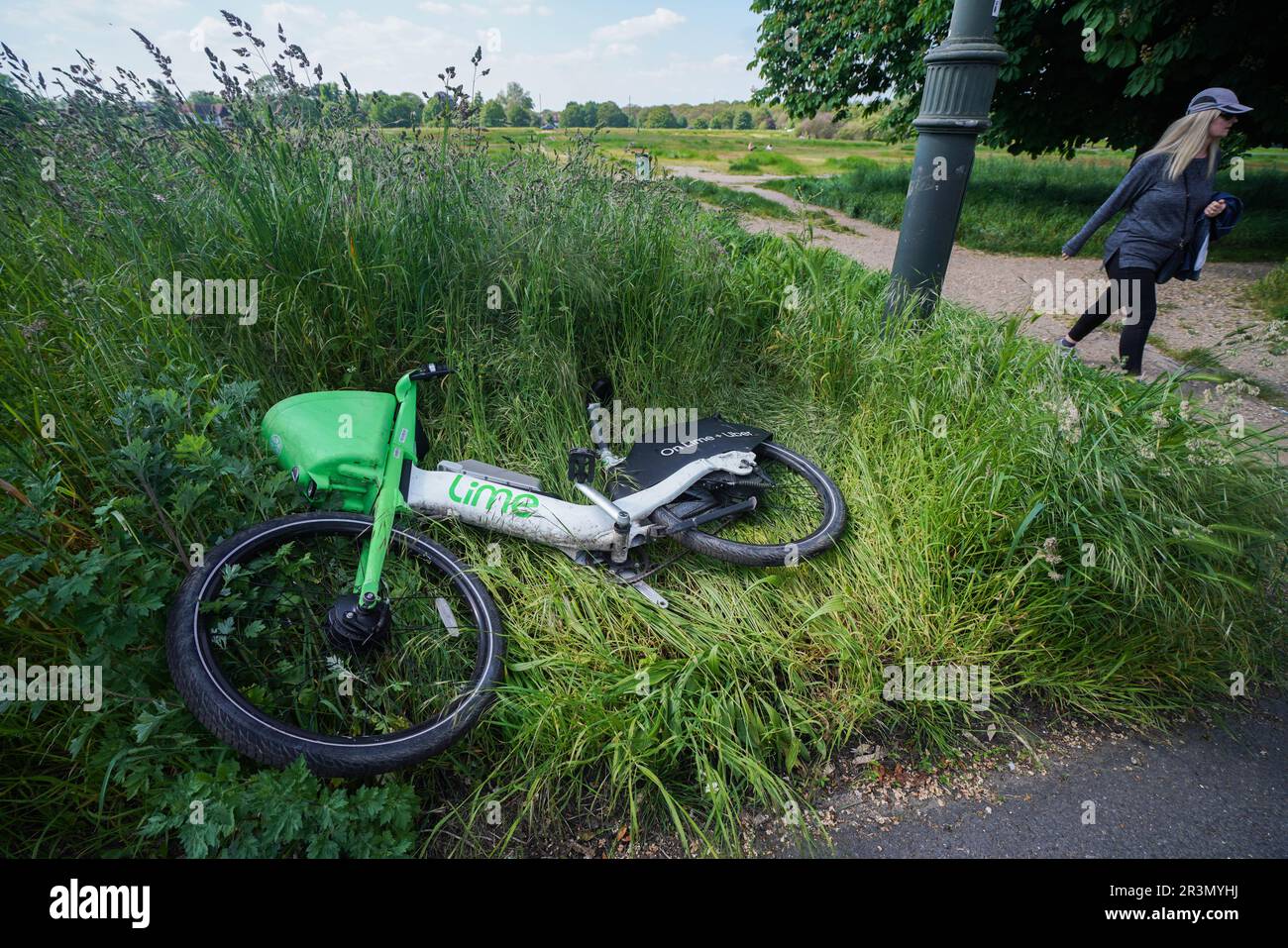 Un velo electrique Lime Uber abandonne a Wimbledon Common Londres Royaume Uni Photo Stock Alamy