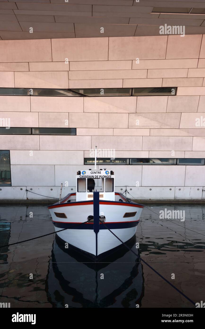 Bateau de pêche le Cro Magnon (1954) utilisé par le plongeur Henri Cosquer découvreur Cosquer Cave ou Grotto Cosquer en 1985 dans les Calanques. A l'extérieur de la Villa Méditerranée Banque D'Images