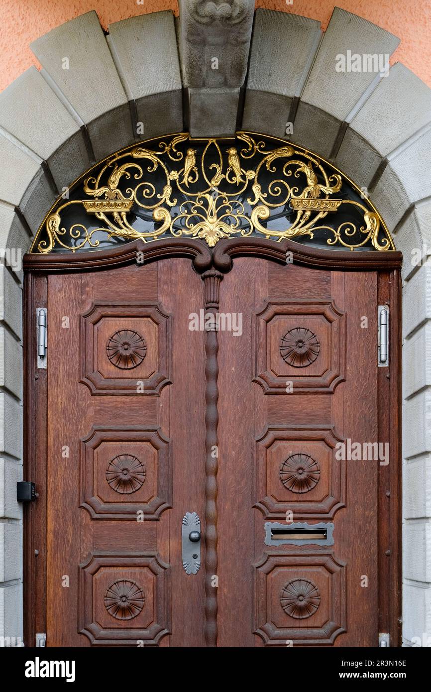 Une porte ancienne aux sculptures complexes et à la patine, évoquant un sens de l'histoire et ajoutant une touche d'élégance à tout espace. Banque D'Images