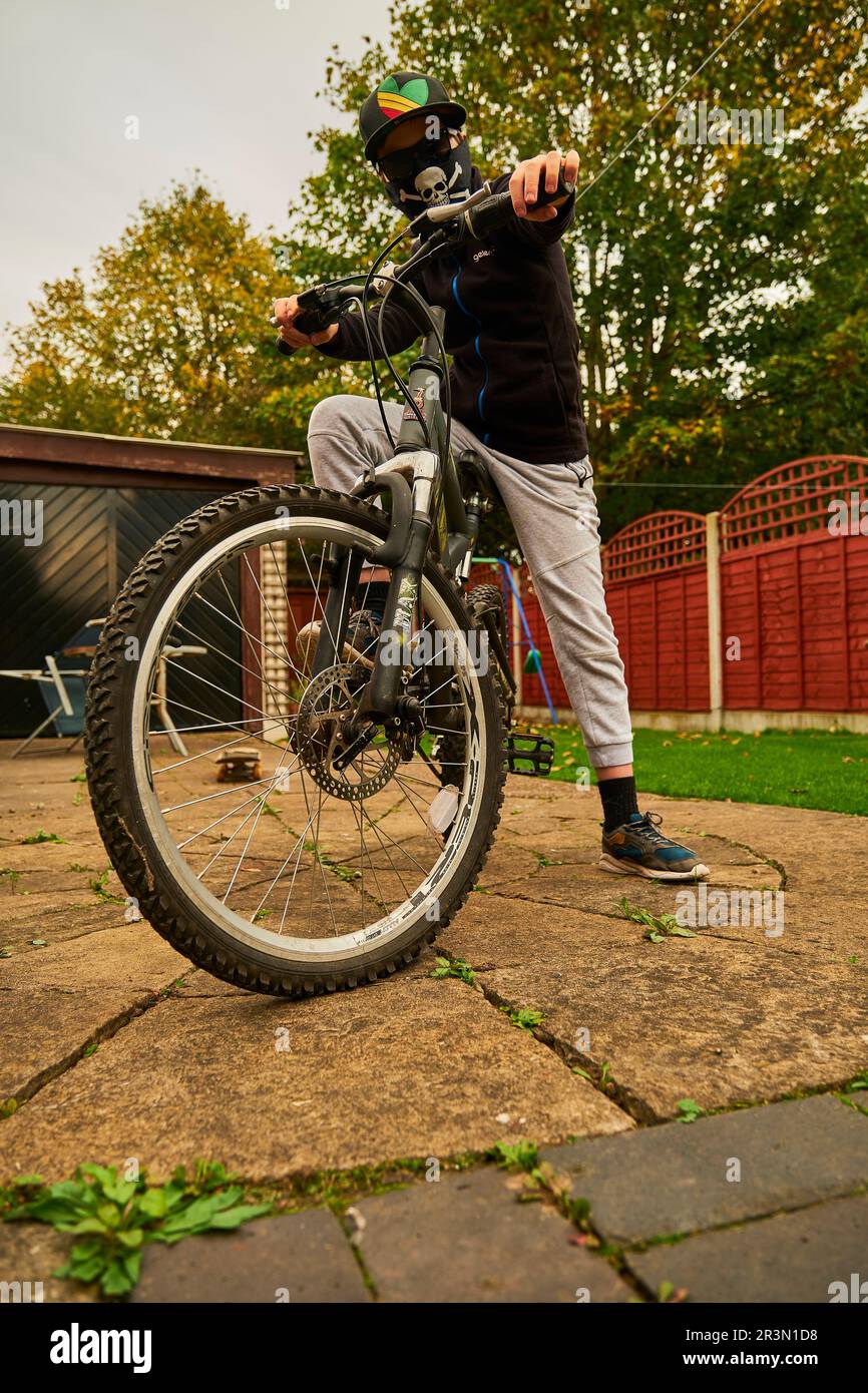 Kid sur un vélo Banque D'Images