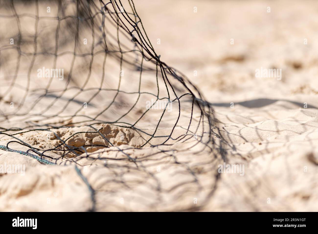 Filets de volley-ball à ombres sur le sable pour un design d'arrière-plan. Concept d'équipe sportive. Affiche sur le thème du sport horizontal, cartes de vœux, en-têtes, site Web et application Banque D'Images