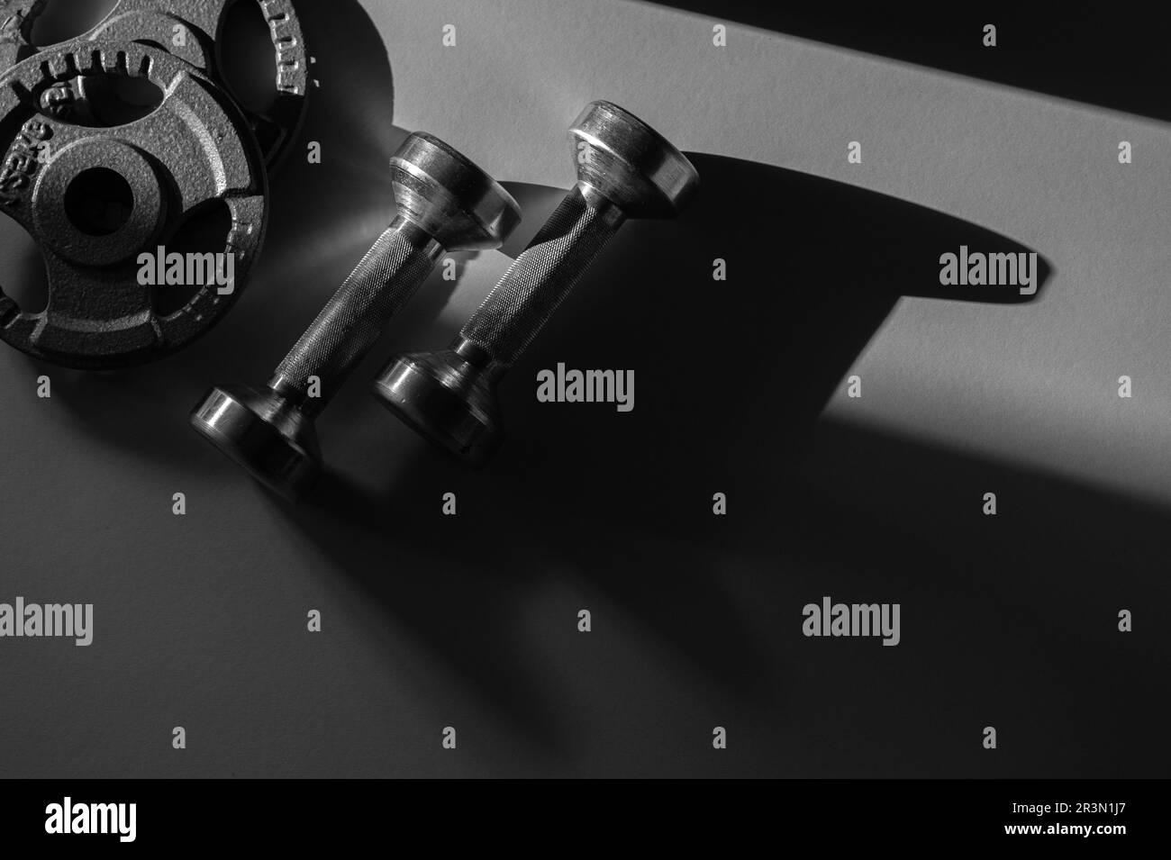 Gros plan sur les haltères grises. Appareils de sport et de fitness. Affiche sport horizontale, cartes de vœux, en-têtes, site Web. Banque D'Images