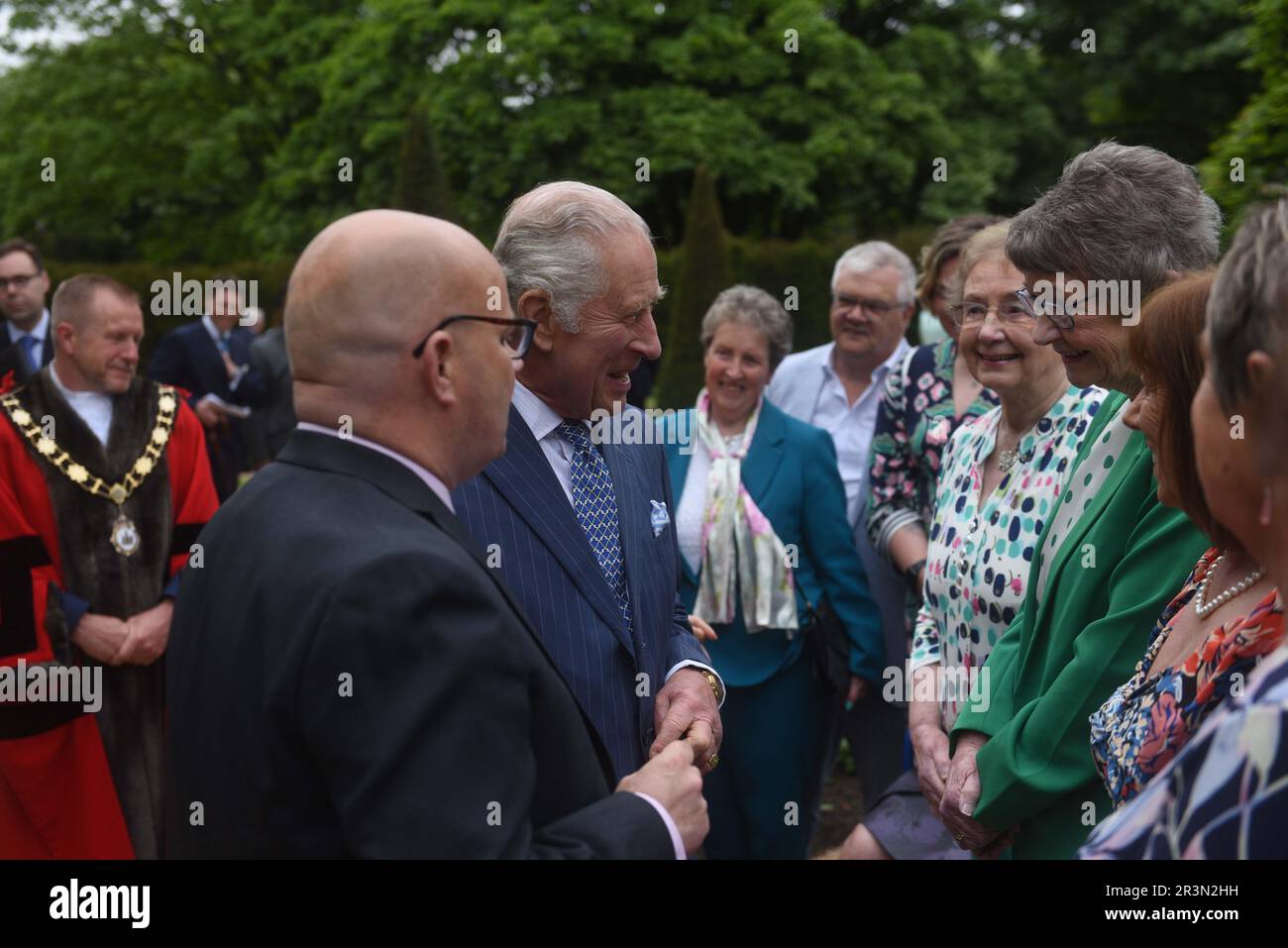 Le roi Charles III lors de l'ouverture du nouveau jardin de Coronation à Newtownabbabbabbabbabbabbabbabbatiale, lors d'une visite de deux jours en Irlande du Nord. Date de la photo: Mercredi 24 mai 2023. Banque D'Images