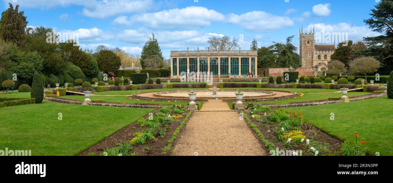 Jardins formels et Orangerie à Belton House est une maison de campagne classée de catégorie I près de Grantham dans Lincolnshire, Angleterre Banque D'Images